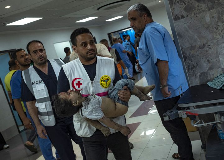 Seorang anak yang terluka akibat serangan militer Israel dibawa ke rumah sakit Shifa di Kota Gaza, Jumat, 13 Oktober 2023. (AP Photo/Fatima Shbair)