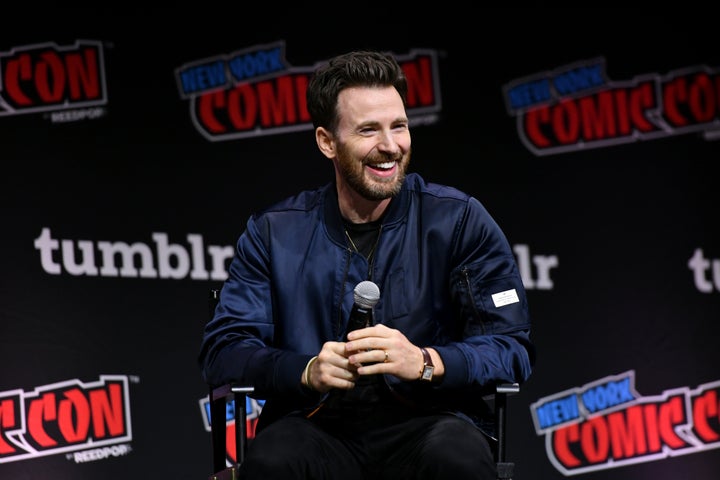 Chris Evans usou sua aliança de casamento durante a New York Comic Con 2023 no sábado.