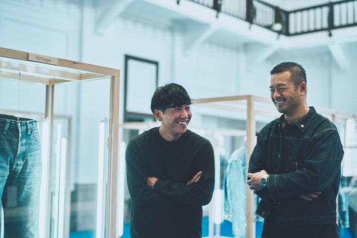 畝尾さんと「BerBerJin」のディレクター藤原裕さん。畝尾さんはこの展示で一着700万円のデニムジャケットを再現する高度なリプロダクションを手がけた。