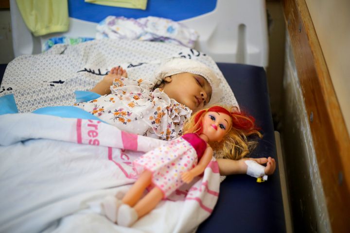 Κοριτσάκι στην εντατική νοσοκομείου του Καν Γιουνίς στην Γάζα (15 Οκτωβρίου 2023) 