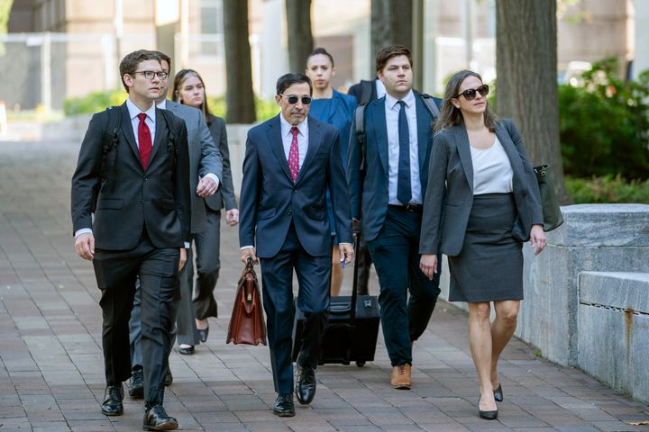 Δικηγόροι του Υπουργείου Δικαιοσύνης των ΗΠΑ φτάνουν στο ομοσπονδιακό δικαστήριο για τη μεγαλύτερη αντιμονοπωλιακή δίκη των Ηνωμένων Πολιτειών που αφορά την Google (12/9/2023)