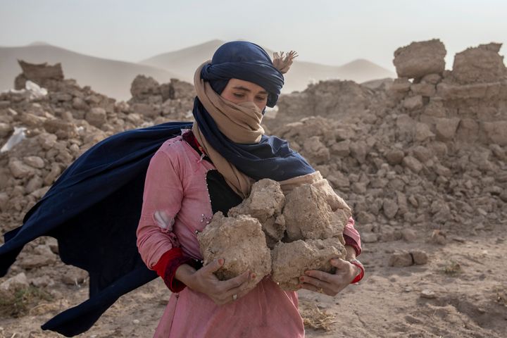 (Φωτογαφία αρχείου) Μια Αφγανή γυναίκα χρησιμοποιεί τα τούβλα του κατεστραμμένου σπιτιού της για να ενισχύσει τη σκηνή της κατά τη διάρκεια αμμοθύελλας, μετά από σεισμό στην περιοχή Ζέντα Τζαν στην επαρχία Χεράτ, στο δυτικό Αφγανιστάν (12/10/2023) 