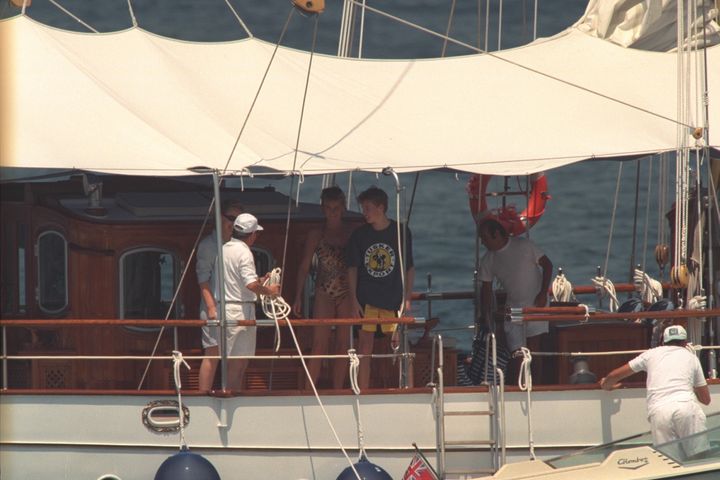 Η Νταϊάνα με τους γιους της Γουίλιαμ και Χάρι σε διακοπές στο Σεν Τροπέ, στη θαλαμηγό του Αιγύπτιου πολυεκατομμυριούχου και παραγωγού ταινιών Ντόντι Αλ Φαγέντ.