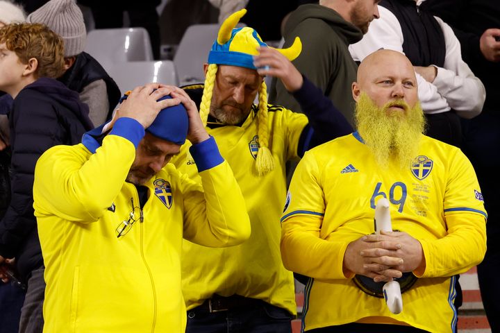 Σουηδοί οπαδοί μόλις μαθαίνουν για την τρομοκρατική επίθεση.