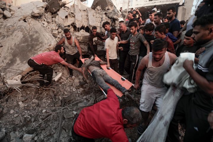 Παλαιστίνιοι μεταφέρουν το πτώμα ενός νεκρού άνδρα που ανασύρθηκε κάτω από τα ερείπια ενός κατεστραμμένου σπιτιού που επλήγη από ισραηλινή αεροπορική επιδρομή, στην πόλη Χαν Γιουνίς, στη νότια Λωρίδα της Γάζας (17/10/2023)