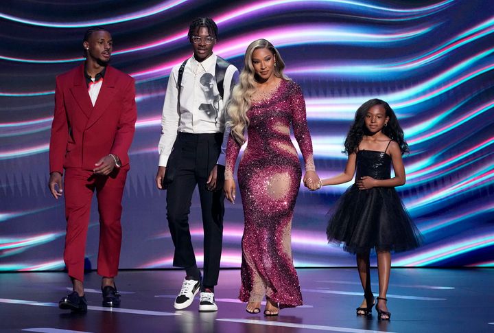Bronny James, Bryce James, Savannah James e Zhuri James fotografados no palco da premiação ESPY em 12 de julho de 2023, em Los Angeles.