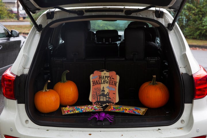 Cette photo d'archive montre un exemple de voiture décorée pour un "tronc ou friandise" événement.