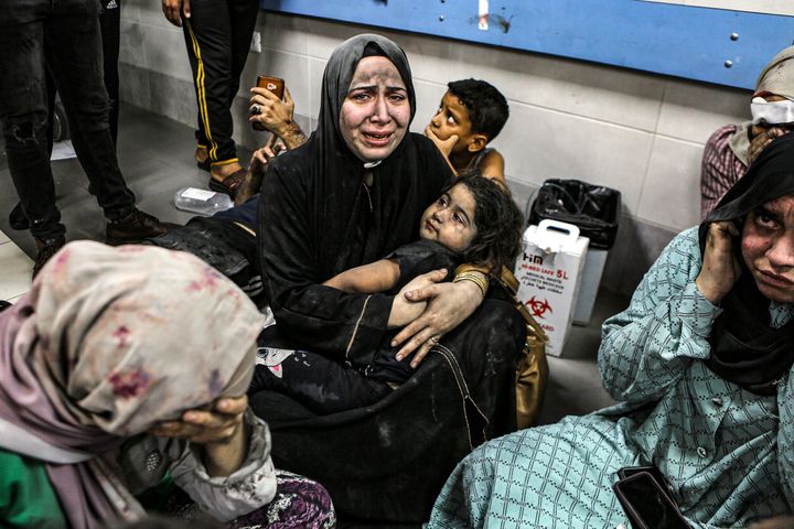アル・アハリ病院の爆発の後、アル・シファ病院に座り込むパレスチナの人々（2023年10月17日）