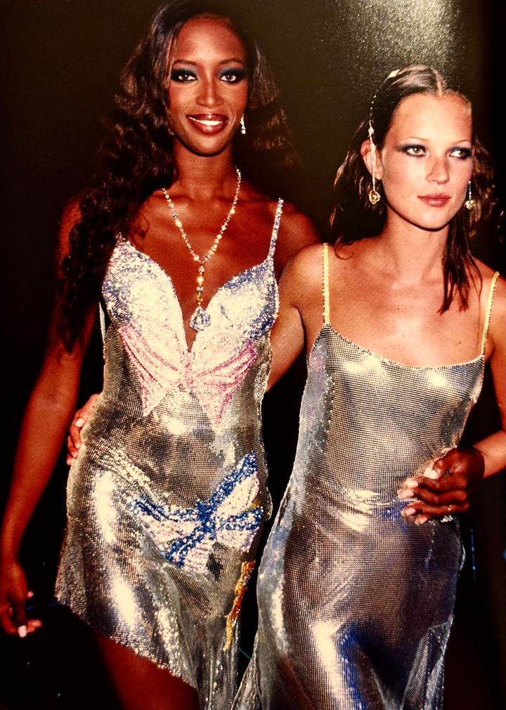 Ναομι Κάμπελ και Κέιτ Μος με ασημένια μίνι Versace Oroton φορέματα παρευρίσκονται στη γιορτή των De Beers/Versace “Diamonds are forever” το 1999.