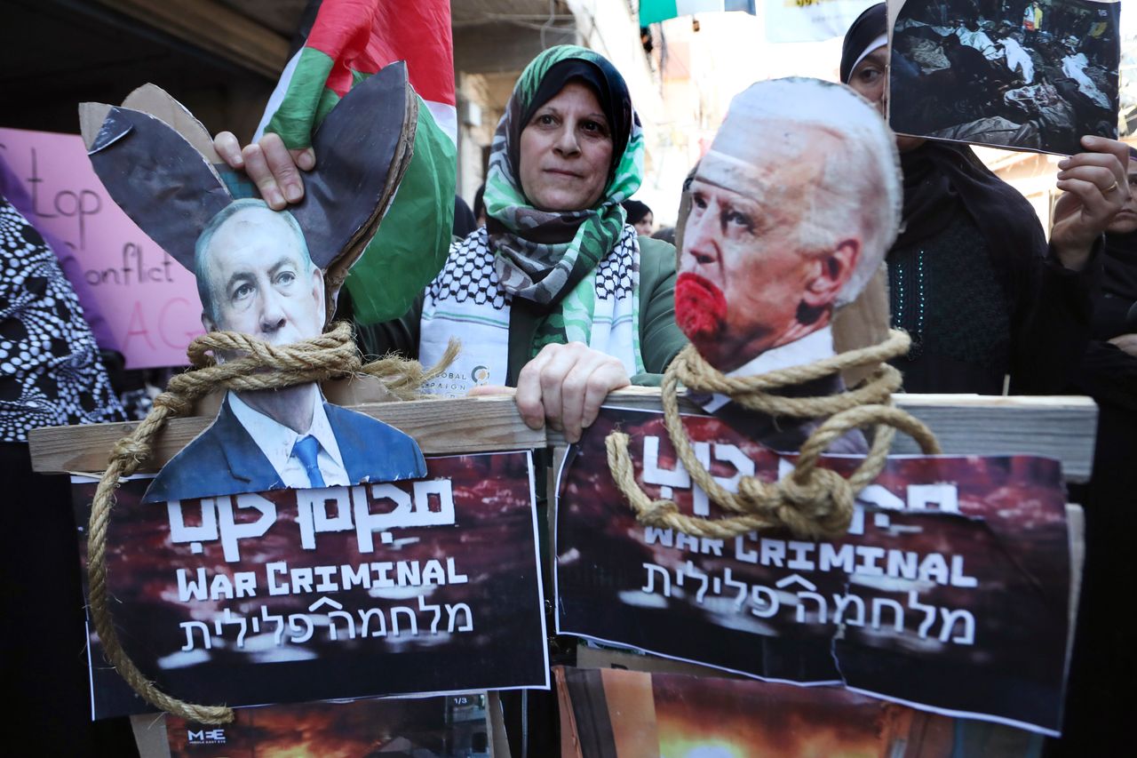 Παλαιστίνια διαδηλώτρια κρατάει πλακάτ κατά του προέδρου των ΗΠΑ Τζο Μπάιντεν, δεξιά, και του Ισραηλινού πρωθυπουργού Μπενιαμίν Νετανιάχου, αριστερά, κατά τη διάρκεια διαμαρτυρίας αλληλεγγύης στον παλαιστινιακό λαό στη Γάζα, στον παλαιστινιακό προσφυγικό καταυλισμό του Ein el-Hilweh, στο νότιο Λίβανο, Τετάρτη 18 Οκτωβρίου 2023