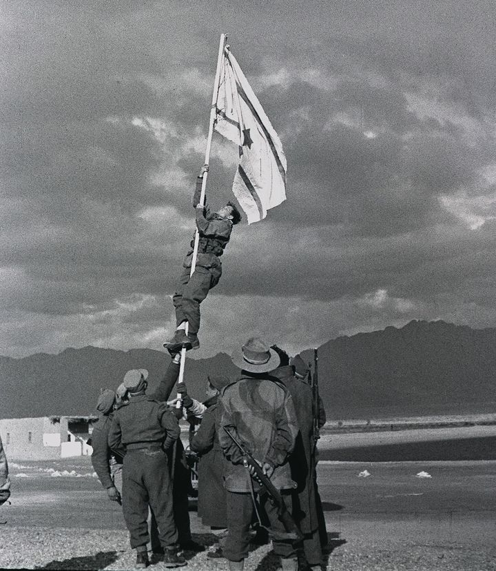 Ο λοχαγός Άβραχαμ Άνταμ υψώνει την Ισραηλινή σημαία στο Ουμ Ράσρας σημερινή τοποθεσία στο Εΐλατ), σηματοδοτώντας το τέλος του αραβοϊσραϊλινού πολέμου που οδήγησε στη δημιουργία του κράτους του Ισραήλ, (Χρονολογία 15 Μαΐου 1948 – 10 Μαρτίου 1949)