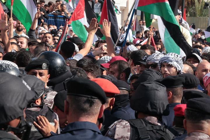 Ιορδανική αστυνομία συγκρούεται με οργισμένους διαδηλωτές καθώς δεκάδες χιλιάδες φτάνουν στην ισραηλινή πρεσβεία στις 18 Οκτωβρίου 2023 στο Αμμάν της Ιορδανίας.