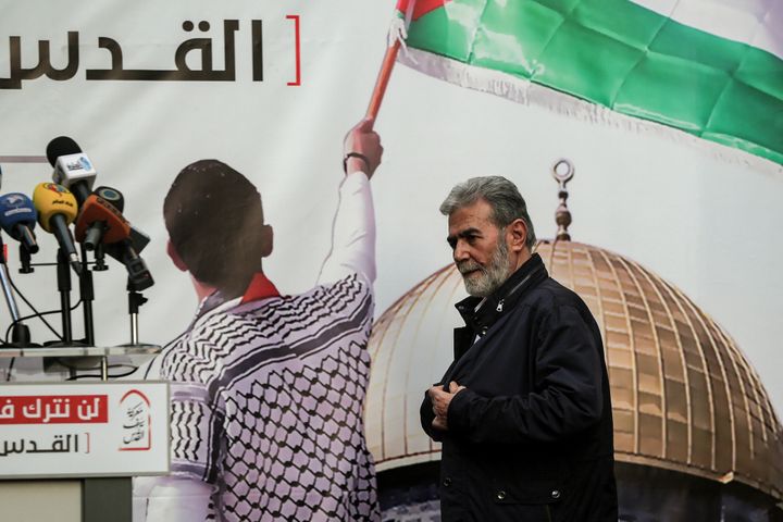17 Μαΐου 2021, Λίβανος, Βηρυτός: Ο Ziyad al-Nakhalah, Γενικός Γραμματέας του Κινήματος Ισλαμικής Τζιχάντ στην Παλαιστίνη, συμμετέχει σε συγκέντρωση που διοργανώνουν υποστηρικτές της φιλοϊρανικής σιιτικής ισλαμιστικής ομάδας Χεζμπολάχ στο νότιο προάστιο της Βηρυτού για να δείξουν την αλληλεγγύη τους στον παλαιστινιακό λαό εν μέσω της κλιμακούμενης έξαρσης της ισραηλινο-παλαιστινιακής βίας.