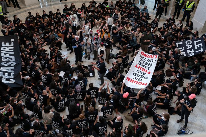 Διαδηλωτές πραγματοποιούν καθιστική διαμαρτυρία μέσα στο Καπιτώλιο στην Ουάσινγκτον των ΗΠΑ, Τετάρτη 18 Οκτωβρίου 2023.