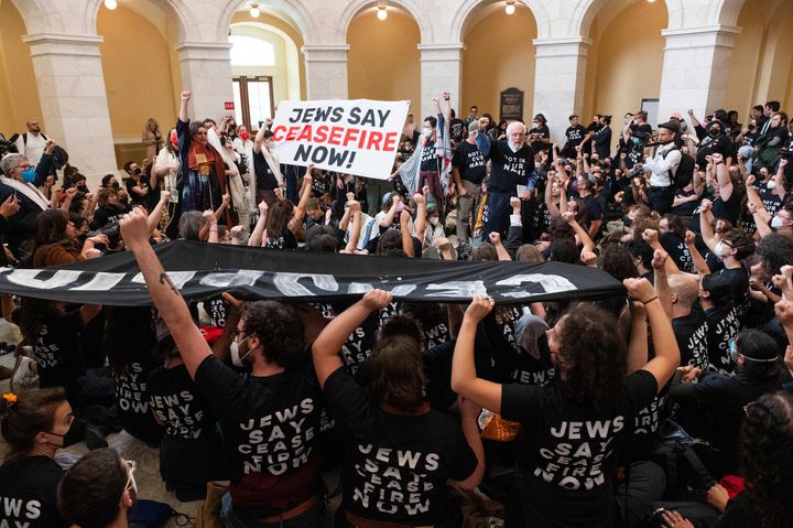 アメリカ国会議事堂のキャノンハウスオフィスビルに集まり、即時停戦を求めるユダヤ人団体のデモ参加者（2023年10月18日）