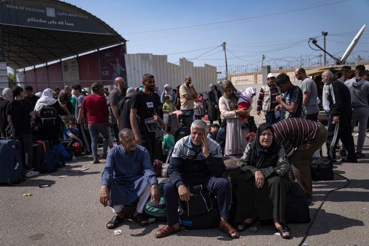 Παλαιστίνιοι περιμένουν να περάσουν στην Αίγυπτο στο συνοριακό πέρασμα της Ράφα στη Λωρίδα της Γάζας, (16/10/2023).