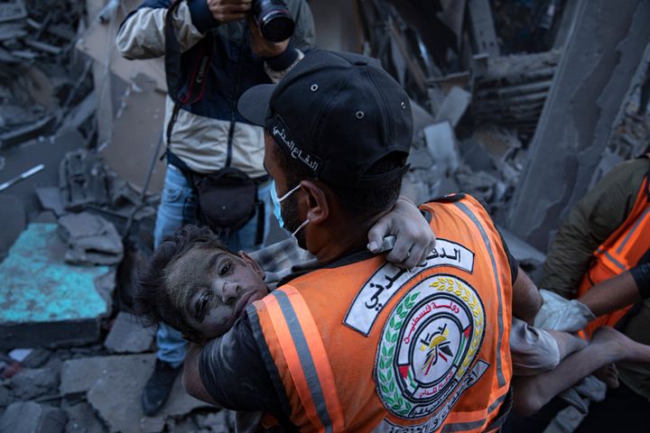 Παλαιστίνιοι απομακρύνουν τραυματίες από κτίριο που καταστράφηκε από ισραηλινό βομβαρδισμό στο Χαν Γιουνίς, στη Λωρίδα της Γάζας, Πέμπτη 19 Οκτωβρίου 2023.