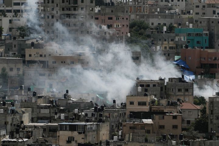 Καπνός υψώνεται κατά τη διάρκεια ισραηλινής στρατιωτικής επιδρομής στο Nur Shams, στη Δυτική Όχθη, την Πέμπτη 19 Οκτωβρίου 2023.
