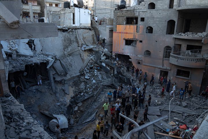 Warga Palestina mencari korban selamat dari sebuah bangunan yang hancur akibat pemboman Israel di Khan Younis, Jalur Gaza, Kamis, 19 Oktober 2023. (AP Photo/Fatima Shbair)