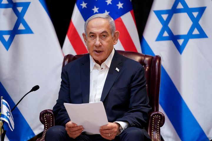 Perdana Menteri Israel Benjamin Netanyahu berbicara saat dia dan Presiden Joe Biden berpartisipasi dalam pertemuan bilateral yang diperluas dengan pejabat pemerintah Israel dan AS, Rabu, 18 Oktober 2023, di Tel Aviv.  (Foto AP/Evan Vucci)