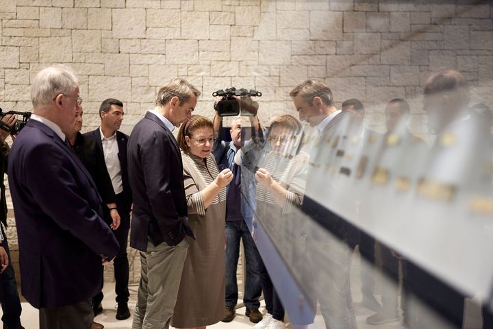 Ο πρωθυπουργός ξεναγήθηκε και στο Μουσείο Ιωαννίνων όπου, μεταξύ άλλων, εκτίθενται τα μολύβδινα χρηστήρια πινάκια-ελάσματα από το μαντείο της Δωδώνης