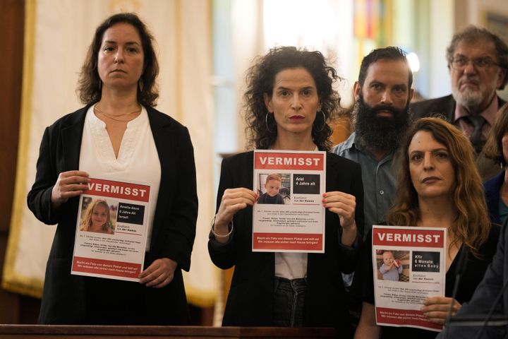 Τρεις γυναίκες κρατούν αφίσες με φωτογραφίες ανθρώπων που αγνοούνται μετά τις επιθέσεις της Χαμάς στο Ισραήλ κατά τη διάρκεια δήλωσης του Γερμανού προέδρου Φρανκ-Βάλτερ Σταϊνμάγερ μετά από συνάντηση με μέλη της εβραϊκής κοινότητας στη Συναγωγή στο Fraenkelufer στο Βερολίνο, Γερμανία, Παρασκευή 13 Οκτωβρίου 2023.