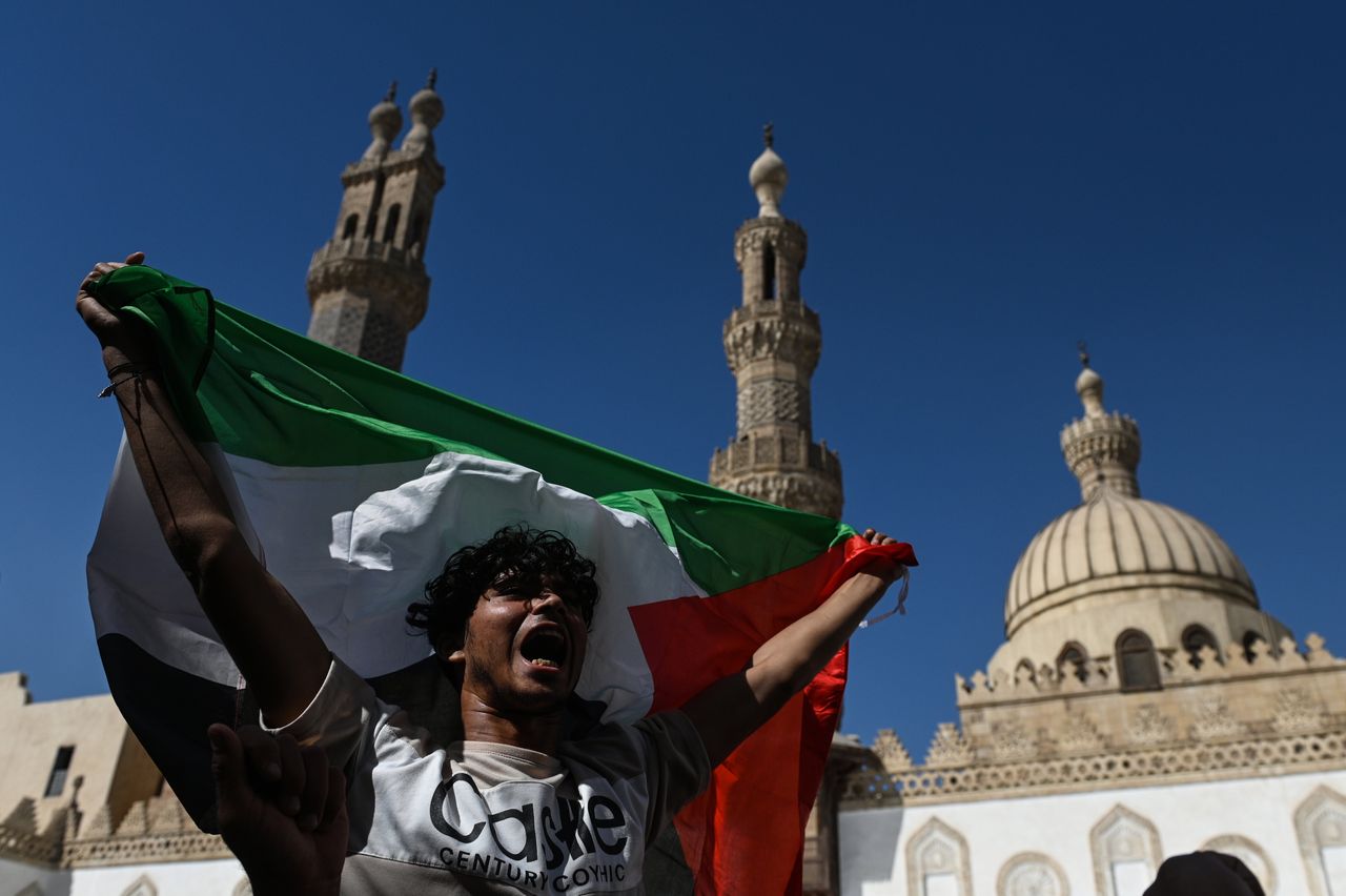 Διαδηλωτής φωνάζει συνθήματα κατά τη διάρκεια διαμαρτυρίας για την υποστήριξη του παλαιστινιακού λαού στη Λωρίδα της Γάζας, στο τζαμί Al Azhar, στις 20 Οκτωβρίου 2023 στο Κάιρο της Αιγύπτου.