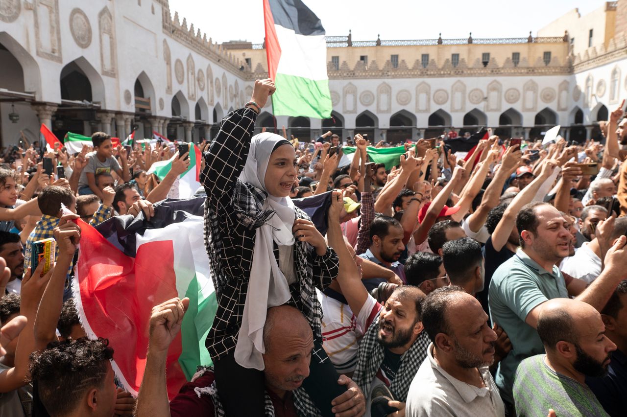 Διαδηλωτές φωνάζουν συνθήματα κατά τη διάρκεια διαμαρτυρίας για την υποστήριξη του παλαιστινιακού λαού, στη Λωρίδα της Γάζας, στο τζαμί Al Azhar, στις 20 Οκτωβρίου 2023 στο Κάιρο της Αιγύπτου