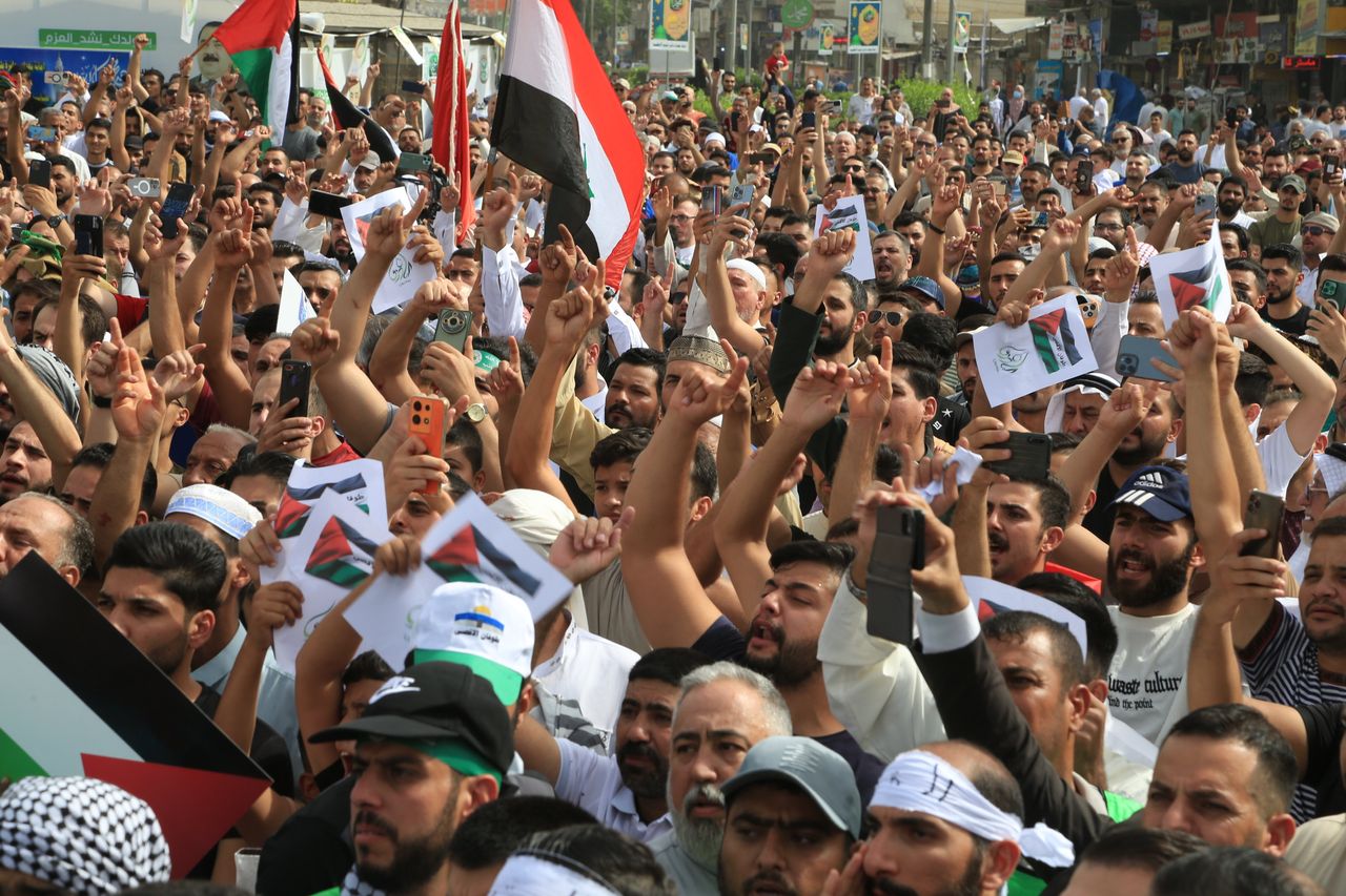 Άνθρωποι που κρατούν πανό και παλαιστινιακές σημαίες, συγκεντρώνονται για να πραγματοποιήσουν διαδήλωση υπέρ των Παλαιστινίων μετά την προσευχή της Παρασκευής στο τζαμί Αμπού Χανίφα πριν από φιλοπαλαιστινιακή διαδήλωση στη Βαγδάτη, Ιράκ, στις 20 Οκτωβρίου 2023. (Photo by Murtadha Al-Sudanib/Anadolu via Getty Images)