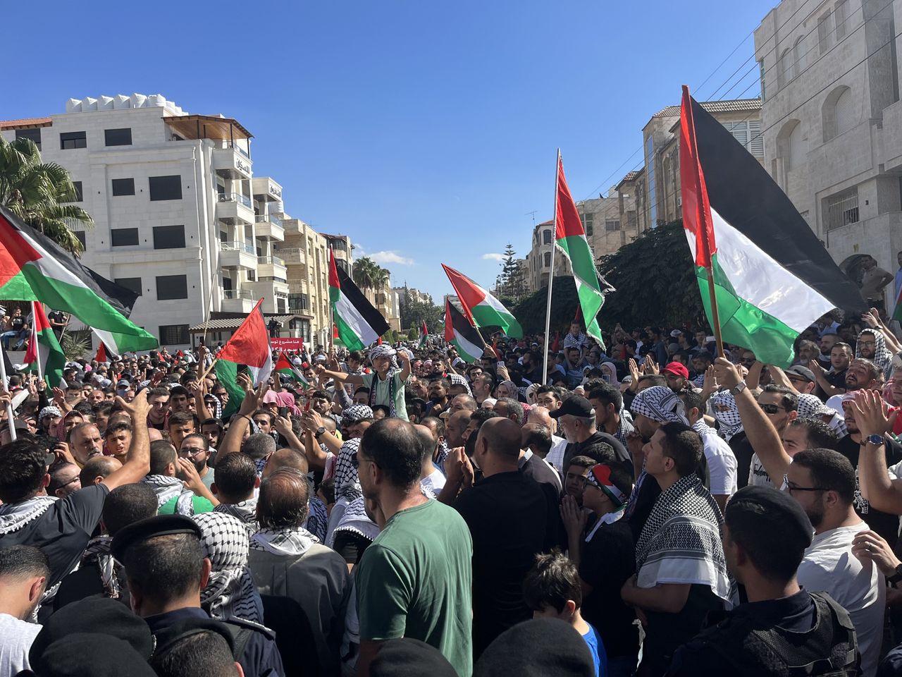 Ιορδανοί, κρατώντας πανό και παλαιστινιακές σημαίες, πορεύονται από το Μεγάλο Τζαμί Χουσεϊνί προς την πλατεία Αλ Ναλ μετά την προσευχή της Παρασκευής, στο πλαίσιο διαδήλωσης αλληλεγγύης προς τους Παλαιστίνιους στο Αμμάν της Ιορδανίας στις 20 Οκτωβρίου 2023.