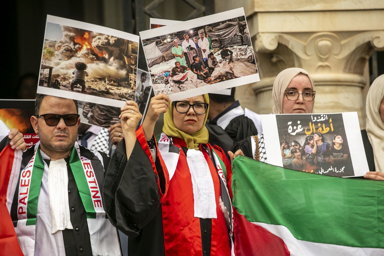 Τυνήσιοι δικαστές κρατούν πανό και παλαιστινιακές σημαίες σε διαδήλωση αλληλεγγύης και υποστήριξης προς τους Παλαιστίνιους, διαμαρτυρόμενοι για τις ισραηλινές επιθέσεις στη Γάζα, μετά από κάλεσμα της Ένωσης Τυνήσιων Δικαστών, μπροστά από το Παλάτι της Δικαιοσύνης στην Τύνιδα, Τυνησία, στις 20 Οκτωβρίου 2023.