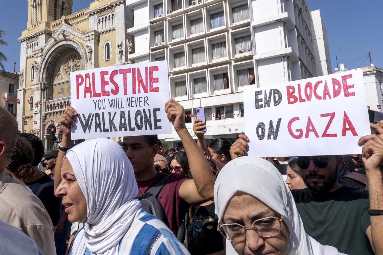 Διαδηλωτές κρατούν πινακίδες καθώς αρκετές χιλιάδες διαδηλωτές, κυρίως νέοι, δείχνουν την υποστήριξή τους στην Παλαιστίνη διαδηλώνοντας μέσω της λεωφόρου Habib Bourguiba και συνεχίζοντας τη διαδήλωσή τους μπροστά από τη γαλλική πρεσβεία στις 20 Οκτωβρίου 2023 στην Τύνιδα της Τυνησίας.