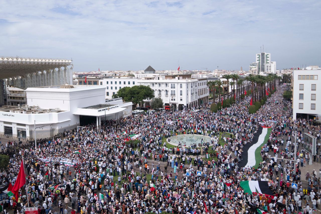 Χιλιάδες Μαροκινοί συμμετέχουν σε διαδήλωση αλληλεγγύης προς τους Παλαιστίνιους στη Γάζα, στο Ραμπάτ του Μαρόκου.