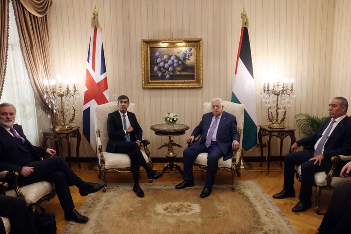 Ο Παλαιστίνιος πρόεδρος Μαχμούντ Αμπάς συναντά τον Βρετανό πρωθυπουργό Ρίσι Σουνάκ στο Κάιρο της Αιγύπτου στις 20 Οκτωβρίου 2023.