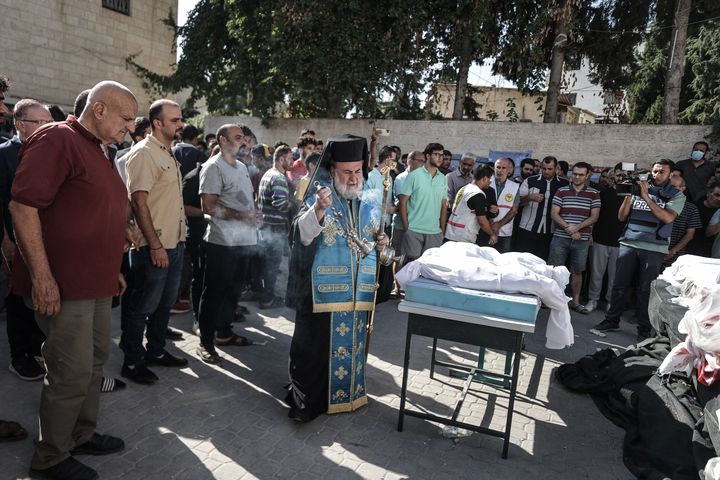 Άνθρωποι παρακολουθούν την τελετή κηδείας των Παλαιστινίων που έχασαν τη ζωή τους στην ισραηλινή επίθεση στην εκκλησία του Αγίου Πορφυρίου στην πόλη της Γάζας, στη Γάζα, στις 20 Οκτωβρίου 2023. 