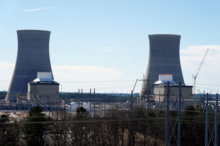 Unit 3, kiri, dan 4 serta menara pendinginnya berdiri di pembangkit listrik tenaga nuklir Plant Vogtle milik Georgia Power Co. pada 20 Januari di Waynesboro, Georgia. 