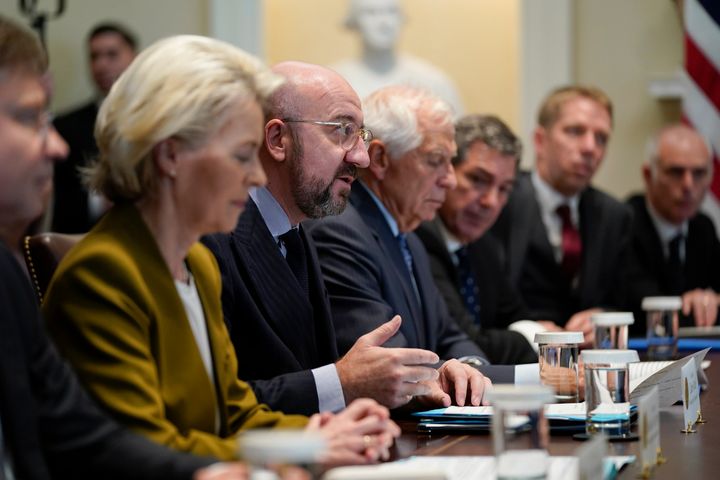 Ο πρόεδρος του Ευρωπαϊκού Συμβουλίου Charles Michel μιλάει καθώς η πρόεδρος της Ευρωπαϊκής Επιτροπής Ursula von der Leyen, αριστερά, ακούει κατά τη διάρκεια συνάντησης με τον πρόεδρο Joe Biden στην αίθουσα συνεδριάσεων του Λευκού Οίκου, Παρασκευή 20 Οκτωβρίου 2023, στην Ουάσιγκτον