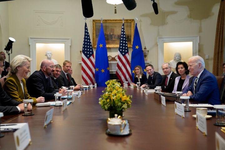 Η πρόεδρος της Ευρωπαϊκής Επιτροπής Ursula von der Leyen, αριστερά, ο πρόεδρος του Ευρωπαϊκού Συμβουλίου Charles Michel, δεύτερος από αριστερά, και ο πρόεδρος Joe Biden συναντώνται στην αίθουσα υπουργικού συμβουλίου του Λευκού Οίκου, Παρασκευή 20 Οκτωβρίου 2023, στην Ουάσιγκτον.