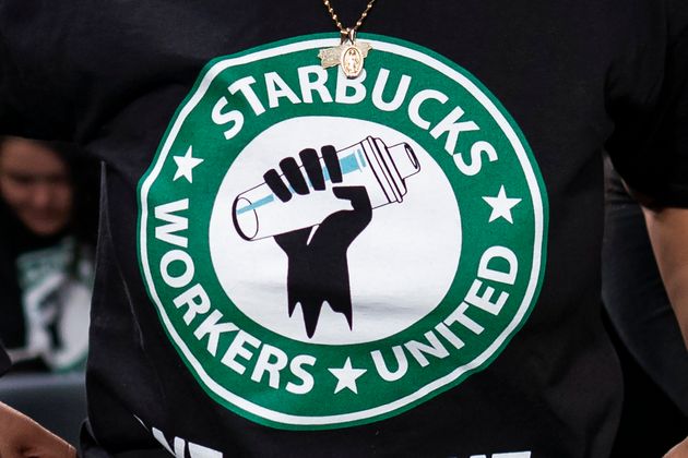 Tシャツに描かれたスターバックス労働組合のロゴ
