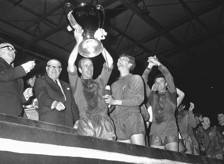 Ο Μπόμπι Τσάρλτον σηκώνει το Κύπελο Πρωταθλητριών Ομάδων Ευρώπης (Champions League) το 1968 έχοντας νικήσει με 4-1 την πορτογαλική Μπενφίκα, στο στάδιο Γουέμπλεϊ του Λονδίνου. 
