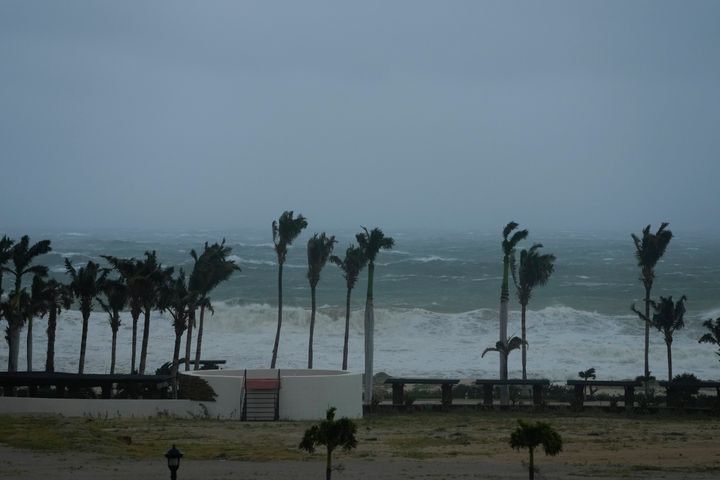 De fortes vagues provoquées par l'ouragan Norma frappent une plage de San Jose del Cabo, au Mexique, le samedi 21 octobre 2023. (AP Photo/Fernando Llano)