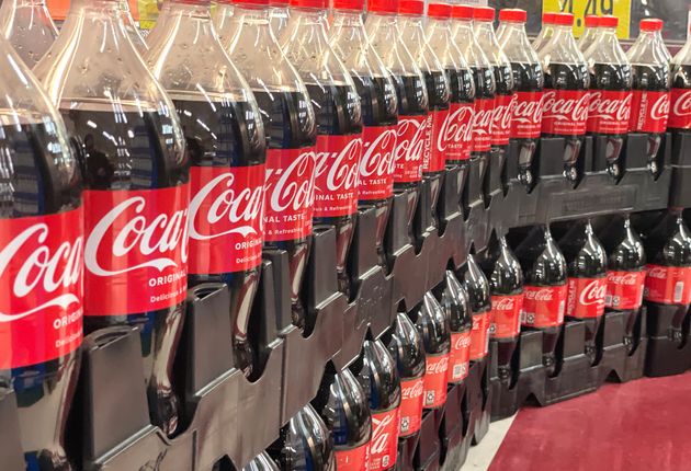 スーパーに並ぶボトル入りのコカ・コーラ