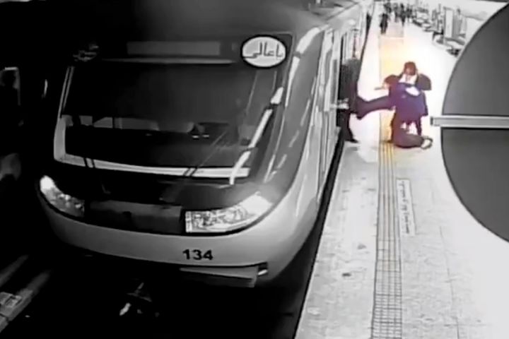 Γυναίκες σέρνουν την Αρμίτα Γκέραβαντ, 16 ετών, από βαγόνι του μετρό στην Τεχεράνη, Ιράν, (1/10/2023).