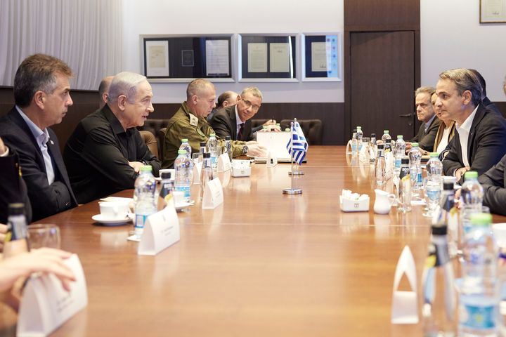 Οι αντιπροσωπείες των δύο πλευρών, με επικεφαλής τους πρωθυπουργούς, συζητούν για τις εξελίξεις στη Μέση Ανατολή
