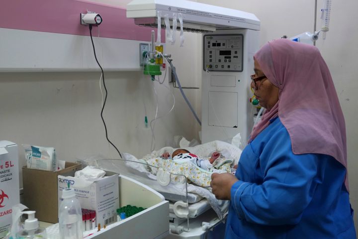 Παλαιστίνια γιατρός στο νοσοκομείο Αλ Ακσά στην Γάζα, φροντίζει νεογνό 