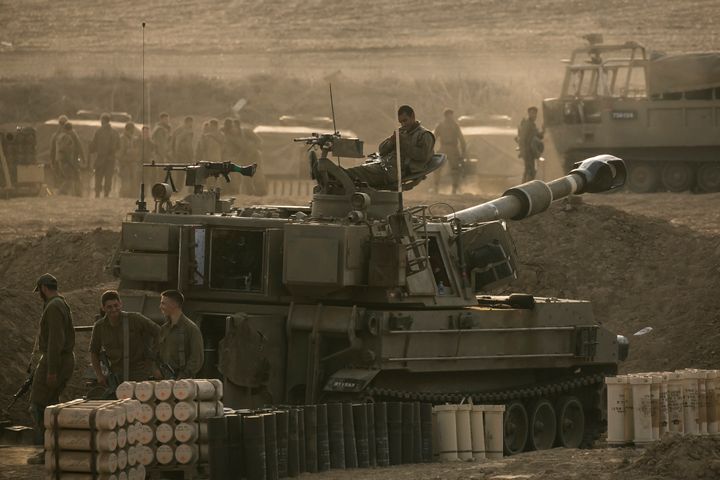 Στρατιώτες κάθονται σε μια συστοιχία πυροβολικού κοντά στα ισραηλινά σύνορα με τη Λωρίδα της Γάζας ένας τραυματισμένος άνδρας στις 22 Οκτωβρίου 2023 στο Netivot, Ισραήλ. Καθώς το Ισραήλ ετοιμάζεται να εισβάλει στη Λωρίδα της Γάζας στην εκστρατεία του για να νικήσει τη Χαμάς, την παλαιστινιακή ένοπλη ομάδα που εξαπέλυσε μια αιματηρή επίθεση στο νότιο Ισραήλ στις 7 Οκτωβρίου, αυξάνονται οι ανησυχίες για έναν ευρύτερο πόλεμο με πολλαπλά μέτωπα, μεταξύ άλλων στα βόρεια σύνορα της χώρας με τον Λίβανο . Το Ισραήλ έχει αρχίσει να μετεγκαθιστά κατοίκους από ορισμένες κοινότητες στα βόρεια σύνορά του. Εν τω μεταξύ, εκατοντάδες χιλιάδες κάτοικοι της βόρειας Γάζας έχουν καταφύγει στο νότιο τμήμα της, μετά την υπόσχεση του Ισραήλ να εξαπολύσει χερσαία εισβολή. (Photo by Amir Levy/Getty Images)