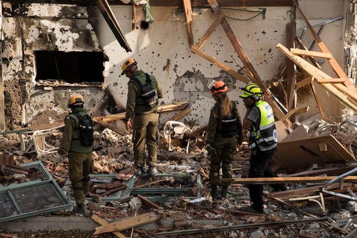 Μέλη των ομάδων διάσωσης ZAKA αναζητούν πτώματα και μέλη σωμάτων μετά την επίθεση των μαχητών της Χαμάς στο Κιμπούτζ Μπεέρι στις 22 Οκτωβρίου 2023, στο Ισραήλ. Καθώς το Ισραήλ ετοιμάζεται να εισβάλει στη Λωρίδα της Γάζας στην εκστρατεία του για να νικήσει τη Χαμάς, την παλαιστινιακή ένοπλη ομάδα που εξαπέλυσε επίθεση στο νότιο Ισραήλ στις 7 Οκτωβρίου, αυξάνονται οι ανησυχίες για έναν ευρύτερο πόλεμο με πολλαπλά μέτωπα. (Photo by Amir Levy/Getty Images)