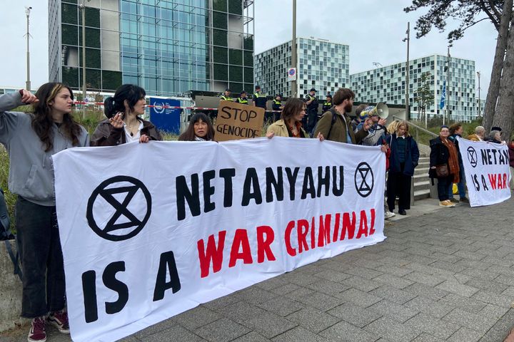 Ακτιβιστές κρατούν πανό που καταγγέλλει τον Ισραηλινό πρωθυπουργό Μπενιαμίν Νετανιάχου για τις ενέργειες του Ισραήλ κατά τη διάρκεια του πολέμου με τη Χαμάς, καθώς διαδηλώνουν στην είσοδο του Διεθνούς Ποινικού Δικαστηρίου στη Χάγη, Ολλανδία, Δευτέρα 23 Οκτωβρίου 2023. Οι ολλανδικές αρχές συνέλαβαν 19 ακτιβιστές που κατέλαβαν την είσοδο του δικαστηρίου.