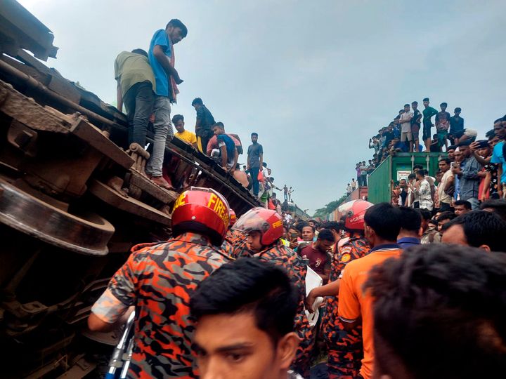 Αυτή η φωτογραφία που παρέχεται από το Τμήμα Πυροσβεστικής Υπηρεσίας και Πολιτικής Άμυνας του Μπαγκλαντές δείχνει διασώστες και άλλους μετά την πρόσκρουση φορτηγού τρένου με επιβατική αμαξοστοιχία στο Bhairab, στην περιοχή Kishoreganj, στο Μπαγκλαντές, Δευτέρα 23 Οκτωβρίου 2023.
