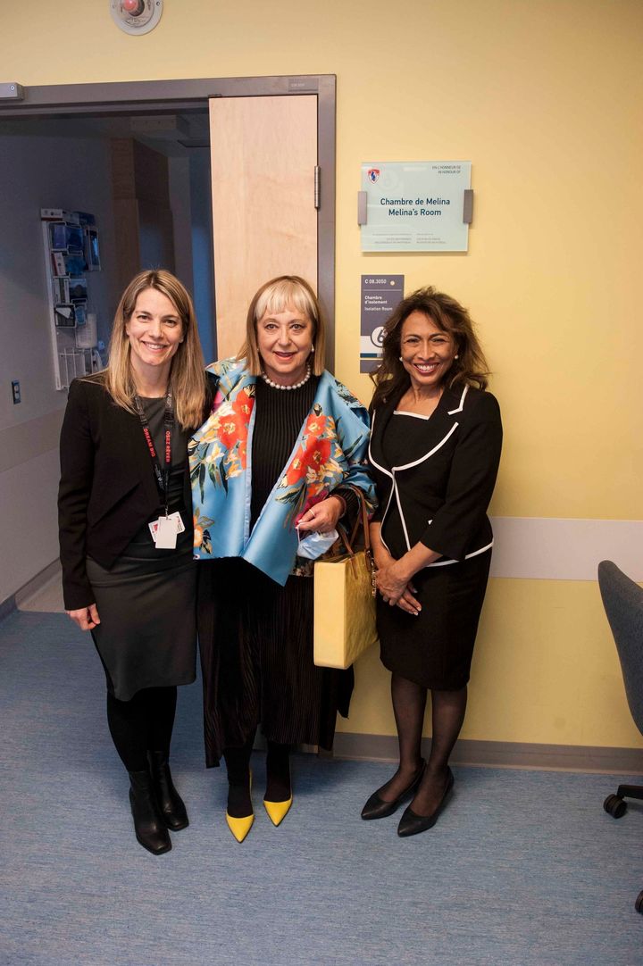 Στην αποκάλυψη της πλάκας η πρόεδρος Ιουστίνη Φραγκούλη-Αργύρη ανάμεσα από την δόκτωρα Lucy Gilbert και την προεδρο του νοσοκομείακού ιδρύματος του McGill Marie Helene Lamaree.